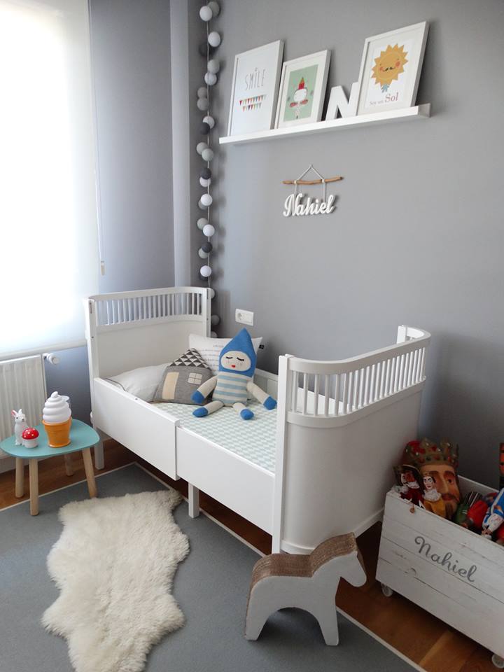 Una actual habitación infantil con aire nórdico que marca tendencia. Made  in Spain ~ The Little Club. Decoración infantil para bebés y niños.